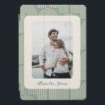 Aangepaste Familie Foto Boho Boog Patroon Salie Gr iPad Pro Cover<br><div class="desc">Een strak en stijlvol ontwerp met een boho-geïnspireerd boogpatroon in zacht saliegroen. De moderne,  minimalistische esthetische creëer heeft een tijdloze uitstraling,  ideaal voor liefhebbers van hedendaagse geometrische design met een subtiele retro-uitstraling. Een geweldige keuze voor trend-forward personen die chique,  ingetogen stijl waarderen.</div>