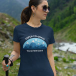Aangepaste Familie Ski Trip Blue Mountain Vrouwen T-shirt<br><div class="desc">Gepersonaliseerd bijpassende vrouwen t-shirt voor uw ski-uitje naar de Colorado Mountains tijdens uw wintervakantie. Dit coole skitrip dameslandschap beschikt over een schattig t-shirt met sneeuwbedekte bergtoppen en een blauw landschap. Een geweldige natuur T-shirt voor een outdoor liefhebbende familie voor hun natuur expeditie.</div>