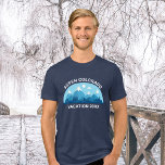 Aangepaste familie skireis Blue Snowy Mountain<br><div class="desc">Gepersonaliseerd de corresponderende gezins t-shirts voor je skiweg naar het Colorado-gebergte tijdens je wintervakantie. Dit coole t-shirt van de skireis is voorzien van een schattige tekening van bergen met sneeuwkleppen en een blauw landschap. Een geweldig natuur T-shirt voor een buitenshuis liefhebbende familie voor hun natuur expeditie.</div>