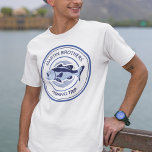 Aangepaste familie Vist Trip Blue Lake Fisherman T-shirt<br><div class="desc">Pas deze visreis aan voor je vader en broers voordat je deze zomer op het meer gaat vissen. Een koel periwinkle- en marineblauw vismodel met een open mondbas en uw aangepaste tekst of achternaam.</div>