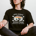 Aangepaste Familie Vrienden Ski Trip Groep Matchin T-shirt<br><div class="desc">Creëer blijvende herinneringen met onze aangepaste ski-reis shirt voor gezinnen, vrienden of groepen. Ideaal om je sneeuwavontuur mee te vieren! Personaliseer het met uw familienaam of groepsreisgegevens om het uniek voor u te maken. Ideaal voor skiliefhebbers en als een wintervakantie-souvenir, het is geweldig voor bijpassende outfits op de pistes of...</div>