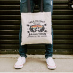 Aangepaste Familie Vrienden Ski Trip Groep Matchin Tote Bag<br><div class="desc">Creëer blijvende herinneringen met onze aangepaste ski-reis shirt voor gezinnen, vrienden of groepen. Ideaal om je sneeuwavontuur mee te vieren! Personaliseer het met uw familienaam of groepsreisgegevens om het uniek voor u te maken. Ideaal voor skiliefhebbers en als een wintervakantie-souvenir, het is geweldig voor bijpassende outfits op de pistes of...</div>