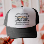 Aangepaste Familie Vrienden Ski Trip Groep Matchin Trucker Pet<br><div class="desc">Creëer blijvende herinneringen met onze aangepaste ski-reis shirt voor gezinnen, vrienden of groepen. Ideaal om je sneeuwavontuur mee te vieren! Personaliseer het met uw familienaam of groepsreisgegevens om het uniek voor u te maken. Ideaal voor skiliefhebbers en als een wintervakantie-souvenir, het is geweldig voor bijpassende outfits op de pistes of...</div>