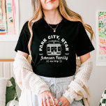 Aangepaste Familie Vrienden Skitocht Matching Groe T-shirt<br><div class="desc">Creëer blijvende herinneringen met onze aangepaste Ski Trip shirt voor gezinnen,  vrienden of groepen. Personaliseer met uw familienaam of groepsreisgegevens om het uniek voor u te maken. Ideaal voor skiliefhebbers en wintervakantie souvenirs,  het is geweldig voor bijpassende outfits op de pistes of als een souvenir.</div>