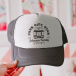 Aangepaste Familie Vrienden Skitocht Matching Groe Trucker Pet<br><div class="desc">Creëer blijvende herinneringen met onze aangepaste Ski Trip shirt voor gezinnen,  vrienden of groepen. Personaliseer met uw familienaam of groepsreisgegevens om het uniek voor u te maken. Ideaal voor skiliefhebbers en wintervakantie souvenirs,  het is geweldig voor bijpassende outfits op de pistes of als een souvenir.</div>