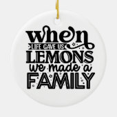 Aangepaste Familiefoto met kerstcitaat Keramisch Ornament (Achterkant)