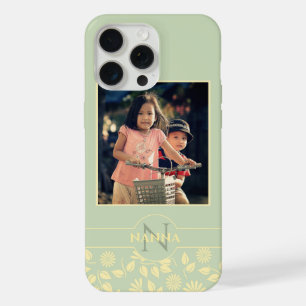 Aangepaste familiefoto monogram naam pastelgroen iPhone 15 pro max case