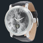 Aangepaste familiefoto | Monogram | Roman Numeral  Horloge<br><div class="desc">Upload uw favoriete foto van Instagram,  telefoon of uw thuiscomputer naar dit aangepaste horloge met uw monogram in een zwart cirkelvormige lijst dat in het midden is gecentreerd. Op de buitenranden van het horloge zijn Roman cijfers.</div>