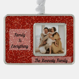 Aangepaste familiefoto, naam en rood citaat verzilverd omlijst ornament