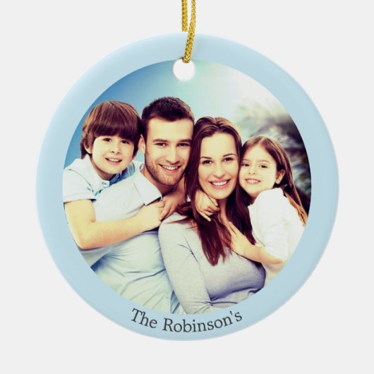 Aangepaste familiefoto op lichtblauw gepersonalise keramisch ornament (Voorkant)