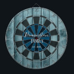 Aangepaste familienaam Datum Blauw hout Dartbord<br><div class="desc">Faux-houten achtergrond met monogram en familienaam in het midden van de plaat. Andere kleuren zijn verkrijgbaar in de winkel.</div>
