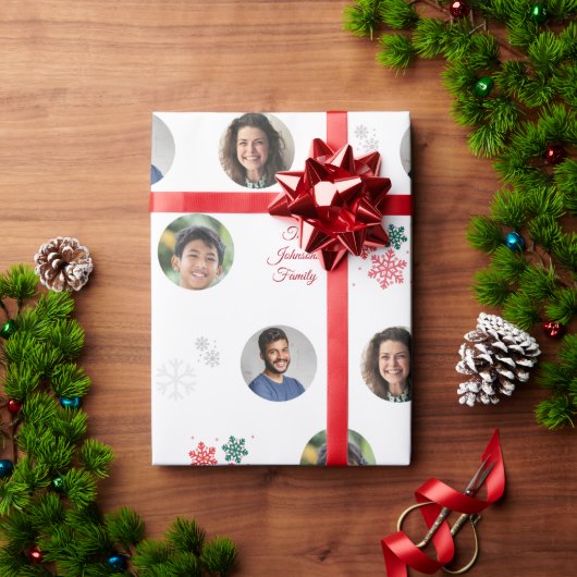 Aangepaste familienaam en 3 foto's voor het kerstf cadeaupapier (Feestdagen Geschenken)