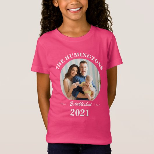 Aangepaste familienaam, foto en jaar gevestigd t-shirt (Voorkant)
