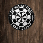 Aangepaste familienaam gepersonaliseerd zwart wit dartbord<br><div class="desc">Voeg je familienaam toe en creëer gemakkelijk je gepersonaliseerde familienaam dartboard. Klik op de knop PERSONALISEREN om de tekstkleur of bordkleuren te wijzigen.</div>