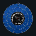 Aangepaste familienaam ingesteld op datum zwart en dartbord<br><div class="desc">Pas uw dart board aan met uw familienaam en een vastgesteld jaar. Ideaal voor leuke familiekamer-nachten! Het dart board is blauw van kleur met zwart midden voor een stijlvolle moderne look.</div>