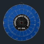 Aangepaste familienaam ingesteld op datum zwart en dartbord<br><div class="desc">Pas uw dart board aan met uw familienaam en een vastgesteld jaar. Ideaal voor leuke familiekamer-nachten! Het dart board is blauw van kleur met zwart midden voor een stijlvolle moderne look.</div>