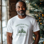 Aangepaste Familienaam Kerstboom Boerderij Retro T-shirt<br><div class="desc">Stap in de vakantiestemming met dit aangepaste mannen T-shirt! Met uw familienaam en een retro kerstboom boerderij ontwerp in salie groen,  het is ideaal voor feestelijke bijeenkomsten en vakantie juichen!</div>