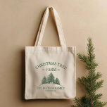 Aangepaste Familienaam Kerstboom Boerderij Retro Tote Bag<br><div class="desc">Draag vakantie juichen waar u ook gaat met onze aangepaste canvas tas! Met uw familienaam en een retro kerstboom boerderij ontwerp in salie groen,  het is ideaal voor winkelen,  cadeau geven,  en het verspreiden van feestelijke vibes!</div>