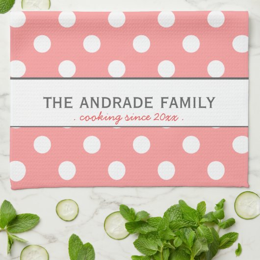 Aangepaste familienaam op roze polaire dot keukenh theedoek (Gevouwen)