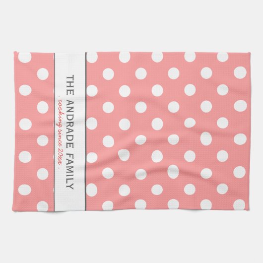 Aangepaste familienaam op roze polaire dot keukenh theedoek (Horizontaal)