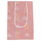 Aangepaste familienaam Roze kerstbomen Modern Medium Cadeauzakje (Achterkant)