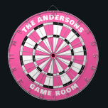 Aangepaste Familienaam Roze Zwart Dartbord<br><div class="desc">Personaliseer dit roze en zwarte dartbord met uw familienaam en speelkamer of vastgestelde datum,  enz. Ontworpen voor u door Blackberry Boulevard.</div>