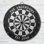 Aangepaste familienaam Rustiek Zwart Wit Dartboard Dartbord<br><div class="desc">Personaliseer dit rustieke zwart-witte dartboard met uw familienaam en vastgestelde datum. Ontworpen voor u door Blackberry Boulevard.</div>