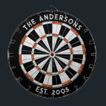 Aangepaste familienaam Rustiek Zwart Wit Dartboard Dartbord<br><div class="desc">Personaliseer dit rustieke zwart-wit en rode dartbord met uw familienaam en vastgestelde datum. Ontworpen voor u door Blackberry Boulevard.</div>