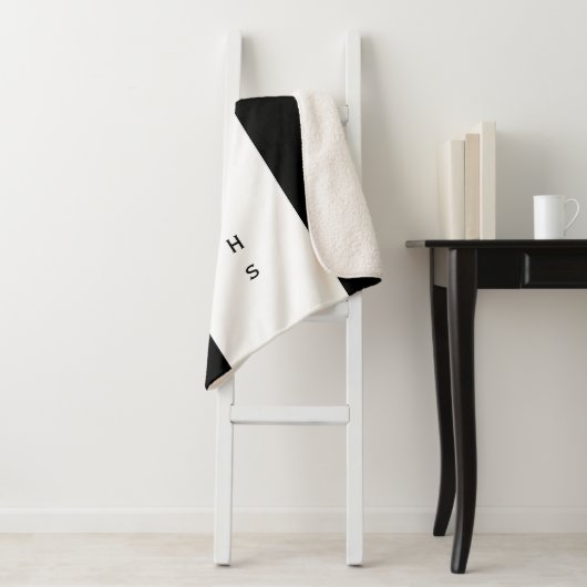 Aangepaste familienaam zwart-wit sherpa deken (In situ)