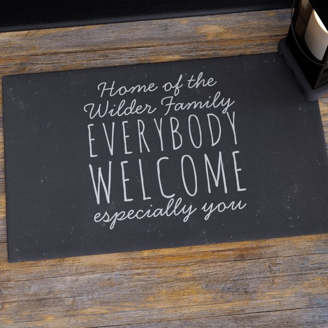 Aangepaste familienaam Zwart-wit Welkom Deurmat (Everybody is welcome at your door. Just add your family name to this rustic chalkboard vibe doormat)