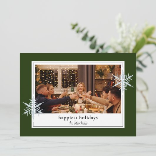 Aangepaste Faux Silver Snowflakes op donkerbos Gro Feestdagenkaart (Staand voorkant)