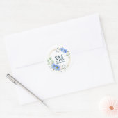 Aangepaste Floral Monogram Wilde Blauwe Bloemen Ronde Sticker (Envelop)