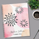 Aangepaste Floral Pink Planner<br><div class="desc">Deze pastelroze ontwerper is versierd met een door de hand getekend abstract floreel patroon op een waterverf achtergrond in tinten roze en koraal. U kunt het aanpassen door het jaar te veranderen en het te noemen of het een monogram te maken als u verkiest. Origineel ontwerp © Michele Davies.</div>