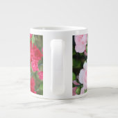 Aangepaste florale, roze anjer met naam/initiaal grote koffiekop (Achterkant)