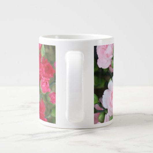 Aangepaste florale, roze anjer met naam/initiaal grote koffiekop (Achterkant)