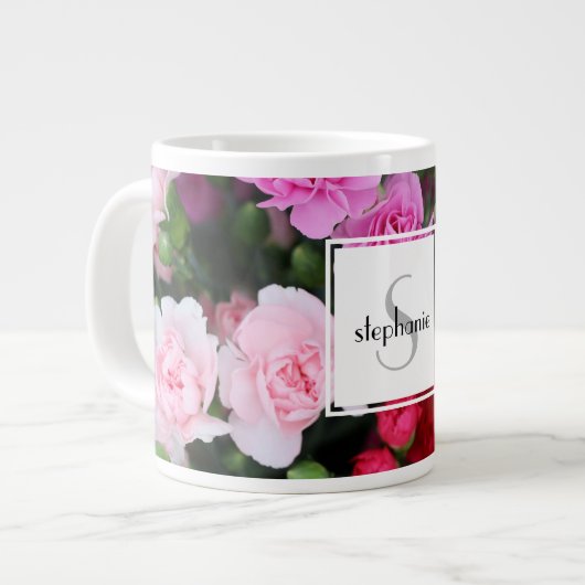 Aangepaste florale, roze anjer met naam/initiaal grote koffiekop (Links)