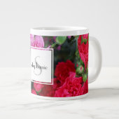 Aangepaste florale, roze anjer met naam/initiaal grote koffiekop (Voorkant rechts)