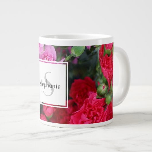 Aangepaste florale, roze anjer met naam/initiaal grote koffiekop (Voorkant rechts)