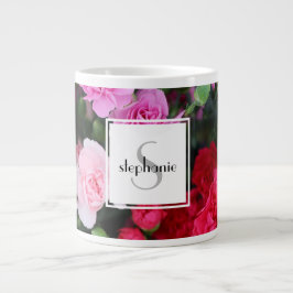 Aangepaste florale, roze anjer met naam/initiaal grote koffiekop