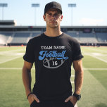 Aangepaste Football Speler Naam en Nummer Zwart T-shirt<br><div class="desc">Custom Front en Back Mannen Football T-Shirt - weergegeven in zwart Design beschikt over script "Football" formulering met tekst die kan worden aangepast voor de teamnaam,  speler achternaam,  en trui nummer. Witte,  blauwe en grijze kleuren kunnen worden aangepast.</div>