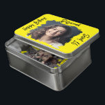 Aangepaste foto 16th Happy Birthday Yellow Sjabloo Puzzel<br><div class="desc">Pas de feesttekst bij elk gewenst bericht aan. Vervang de placeholder foto met uw foto. Vul de gebieden van de sjabloon in, verwijder tekst of geef uit gebruikend het ontwerphulpmiddel om een doopvontstijl, grootte, en kleur te selecteren u verkiest. Uw foto zal met de ruwe rand verschijnen zoals hier wordt...</div>