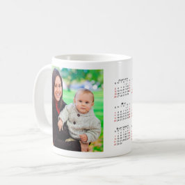 Aangepaste foto 2025 Kalender Rode Weekends Koffiemok