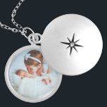 Aangepaste foto aangepast locket ketting<br><div class="desc">Voeg uw aangepaste gepersonaliseerde foto toe aan dit ketting om uw geliefden overal mee naartoe te nemen! Zou een geweldig cadeau zijn voor nieuwe moeders, Moederdag, kerst, jubilea, grootmoeders, je beste vriend of een andere speciale persoon in je leven. Klik op de knop "Aanpassen" om uw eigen aangepaste tekst toe...</div>