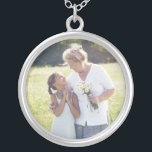 Aangepaste foto aangepast zilver vergulden ketting<br><div class="desc">Voeg uw aangepaste gepersonaliseerde foto toe aan dit ketting om uw geliefden overal mee naartoe te nemen! Zou een geweldig cadeau zijn voor nieuwe moeders, Moederdag, kerst, jubilea, grootmoeders, je beste vriend of een andere speciale persoon in je leven. Klik op de knop "Aanpassen" om uw eigen aangepaste tekst toe...</div>