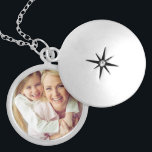 Aangepaste foto aangepast zilver vergulden ketting<br><div class="desc">Voeg uw aangepaste gepersonaliseerde foto toe aan dit ketting om uw geliefden overal mee naartoe te nemen! Zou een geweldig cadeau zijn voor nieuwe moeders, Moederdag, kerst, jubilea, grootmoeders, je beste vriend of een andere speciale persoon in je leven. Klik op de knop "Aanpassen" om uw eigen aangepaste tekst toe...</div>