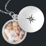 Aangepaste foto aangepast zilver vergulden ketting<br><div class="desc">Voeg uw aangepaste gepersonaliseerde foto toe aan dit ketting om uw geliefden overal mee naartoe te nemen! Zou een geweldig cadeau zijn voor nieuwe moeders, Moederdag, kerst, jubilea, grootmoeders, je beste vriend of een andere speciale persoon in je leven. Klik op de knop "Aanpassen" om uw eigen aangepaste tekst toe...</div>