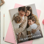 Aangepaste foto Aangepaste naam Planner<br><div class="desc">Deze gepersonaliseerde planner van de douanefoto zal ervoor zorgen u het hele jaar op spoor blijft. Voeg een foto toe en pas tekst aan om het even welke formulering van uw keus aan. Deze aangepaste planner zal het hele jaar door een unieke gave maken voor gelegenheden.</div>