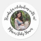 Aangepaste foto Baby shower Modern Script Dank u Ronde Sticker (Voorkant)
