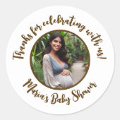 Aangepaste foto Baby shower Modern Script Dank u Ronde Sticker (Voorkant)