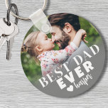 Aangepaste foto beste vader ooit sleutelhanger<br><div class="desc">Beste vader ooit gepersonaliseerde foto Sleutelhanger. Deze gepersonaliseerde "Best Dad Ever"-sleutelhanger is een betekenisvolle herinnering die is ontworpen om papa en zijn unieke rol te vieren, waar hij ook gaat. Gemaakt met gedurfde, moderne typografie, het beschikt over "Best Dad Ever" met een optie om over te schakelen naar "Best Dad...</div>
